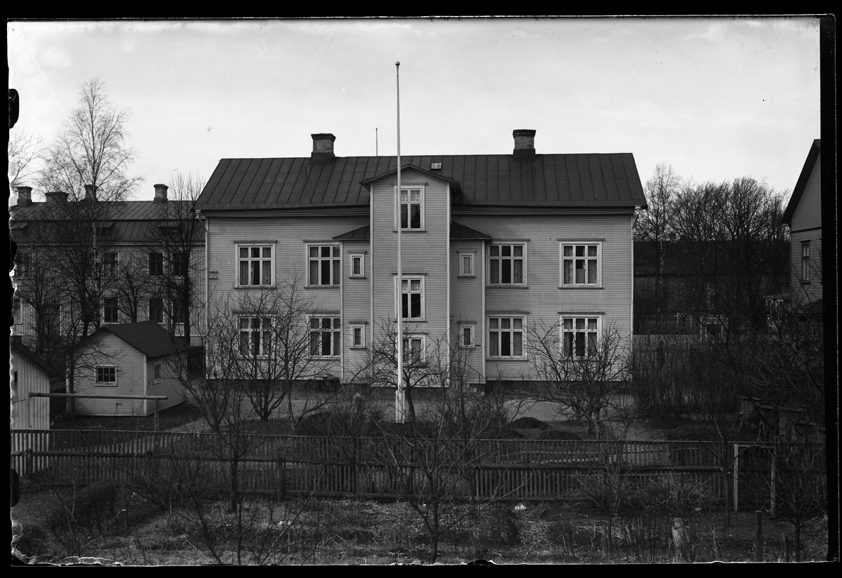 Lägenhetshus, tolkat som Alströmergatan 12, med liggande panel fotograferat från fastigheten på andra sidan innergården.