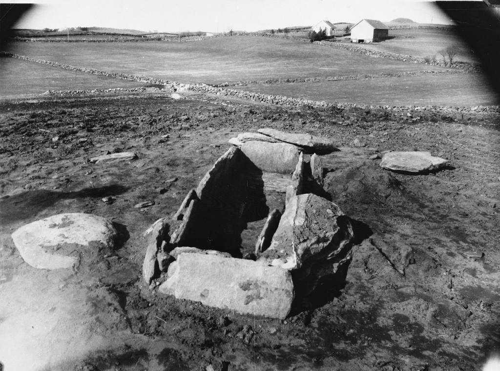 Gravkammeret i haugen på Ersbakken, Hognestad bnr. 6. Bronsedalken som vart funnen kan daterast til 1400 år f. Kr. Avisartikkelen om funnet hos Herborg Kverneland.