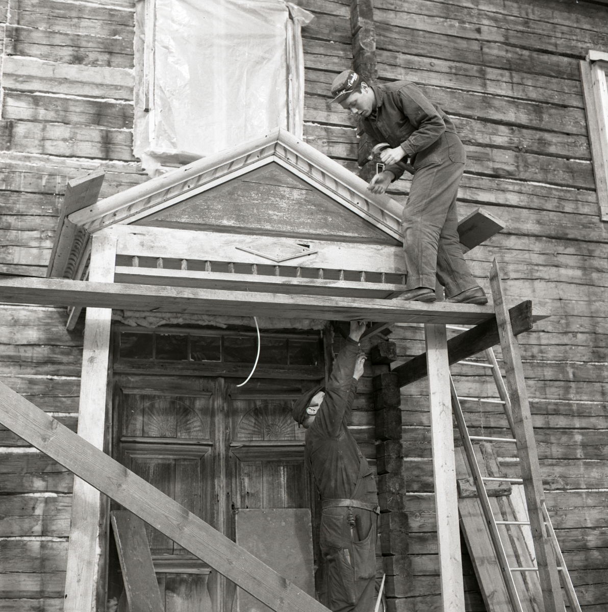 Två män monterar en förstukvist vid gården Sunnanåker, 1967.