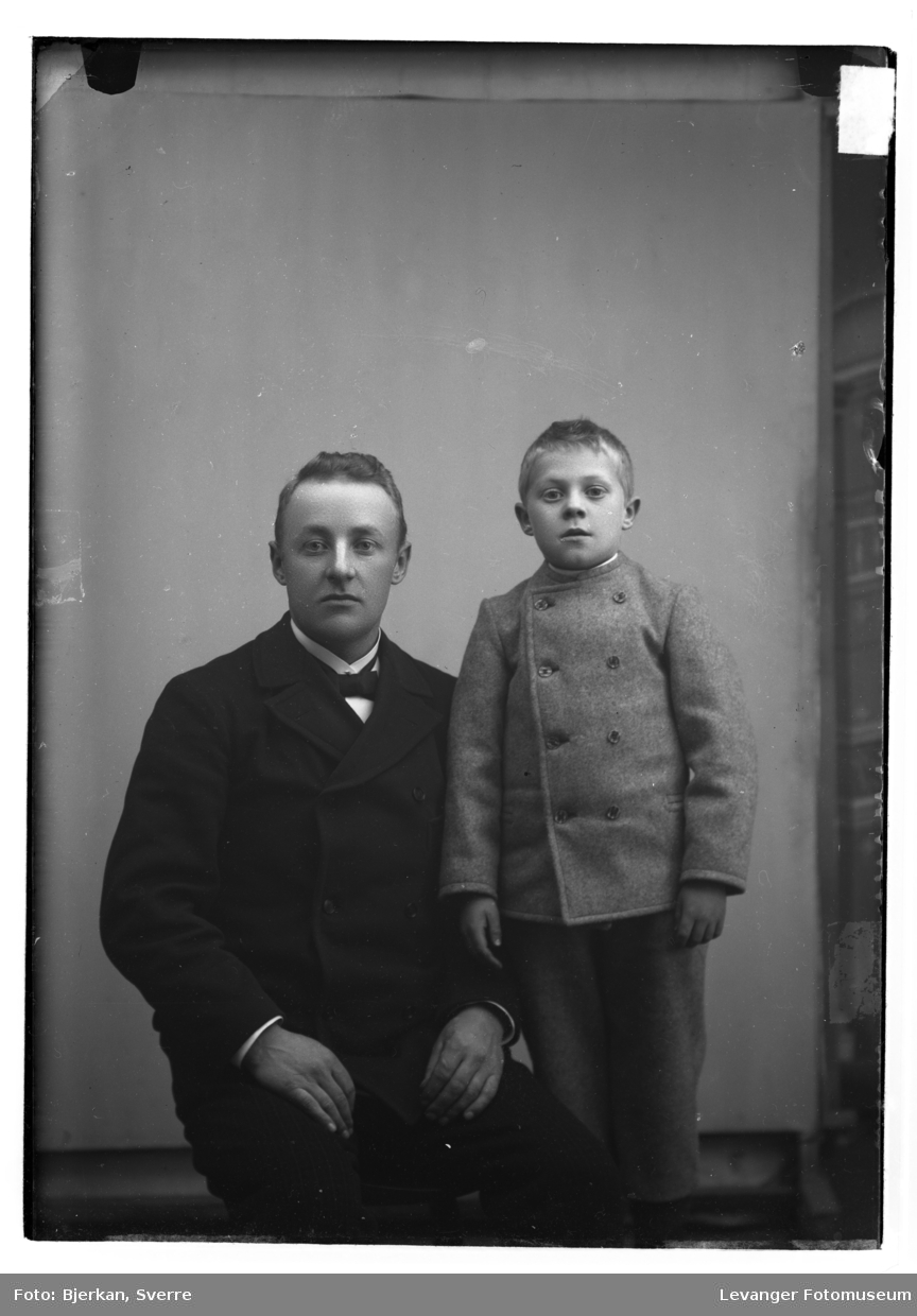 Portrett av Edvard Garnes med barn navn ukjent