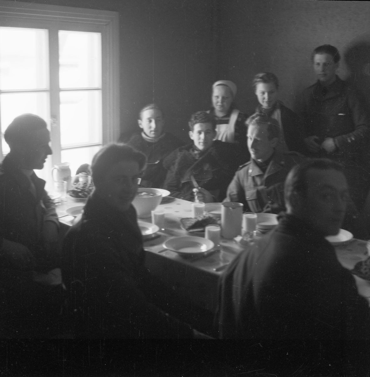 Militärer och lottor vid matbordet vid F 19, Svenska frivilligkåren i Finland.