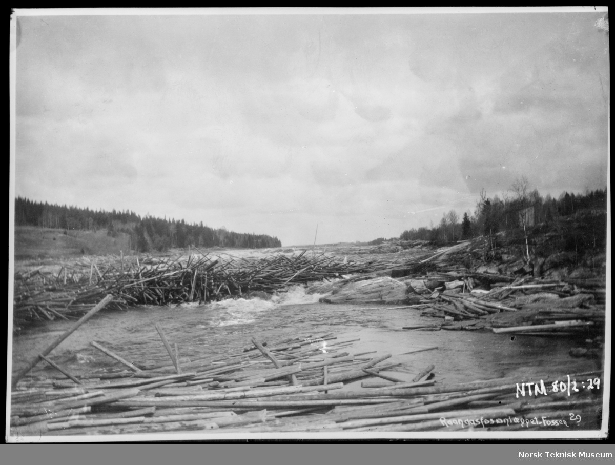 Fossen fotografert i forbindelse med utbyggingen av Raanaasfossen 1918-1930