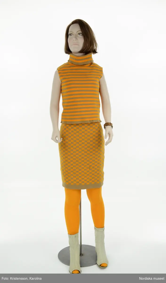 Tjej orange 1960, från utställningen Modemakt. Modellen är fotograferad för 360-visning. Information om kläderna se Relaterade objekt under Referenser.