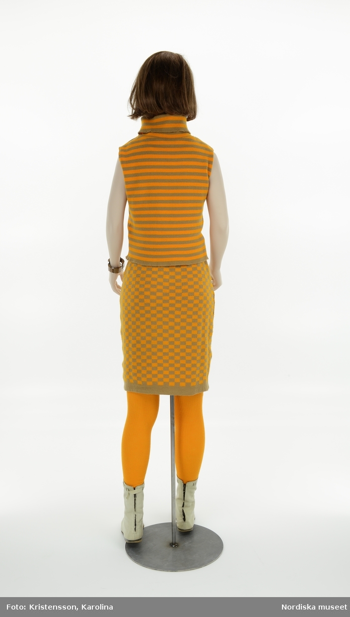 Tjej orange 1960, från utställningen Modemakt. Modellen är fotograferad för 360-visning. Information om kläderna se Relaterade objekt under Referenser.