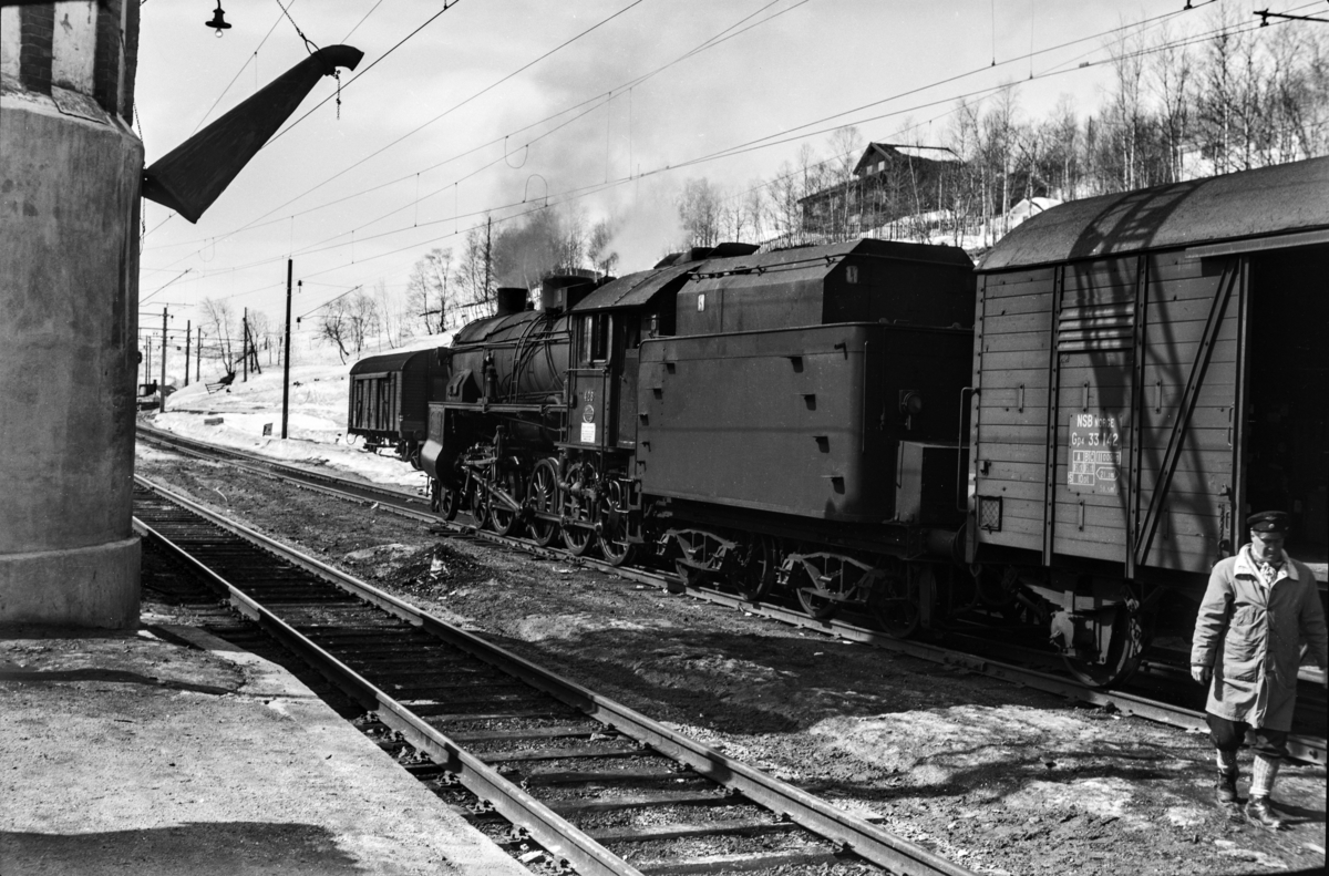 Påsketog retning Bergen, tog 7683, i spor 2 på Geilo stasjon. Toget trekkes av damplokomotiv type 31b nr. 428.