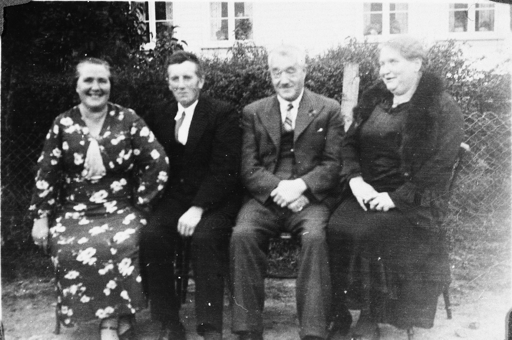 Frå konfirmasjonen til Norvald Steinsland (1923 - 1990). F. v. : Taletta Steinsland f. Friestad (1889 - 1968) og Nikolai Steinsland (1884 - 1977), bonde på gnr 6, bnr. 1.¨, Gunnar Steinsland (1882 - 1962) og Ingeborg Steinsland f. Kittelsen (1882 - 1938)