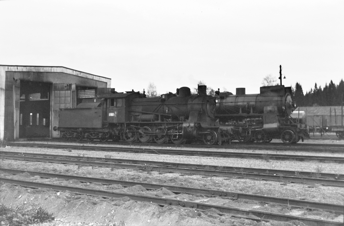 Damplokomotiv type 24b nr. 264 ved lokomotivstallen på Eina stasjon. Bak et damplokomotiv type 31b.
