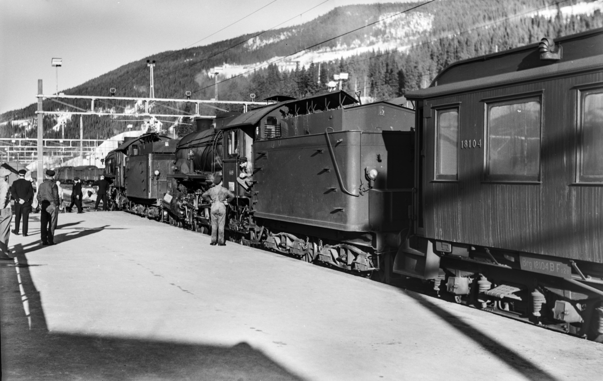 Ekstratog i forbindelse med påskeutfarten, tog 7608, på Ål stasjon. Toget trekkes av damplokomotiv type 31b nr. 449 (nærmest) og 426.
