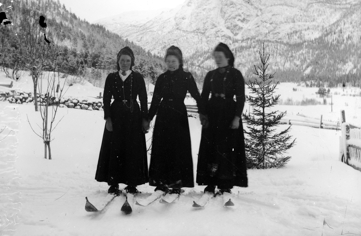 Tre kvinner på ski i folkedrakt. Kriste Flothyl, Anne Rui Midtbø og Gundhild Gundvaldjor Tverrås, Edland