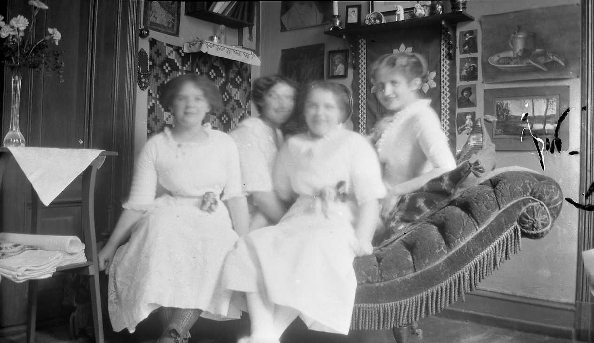 Fire damer i sofa