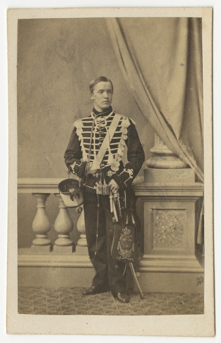 Porträtt av Richard Wilhelm Timoleon Berg, officer vid Kronprinsens husarkår K 7.
Se även bild AMA.0007119 och AMA.0021797.