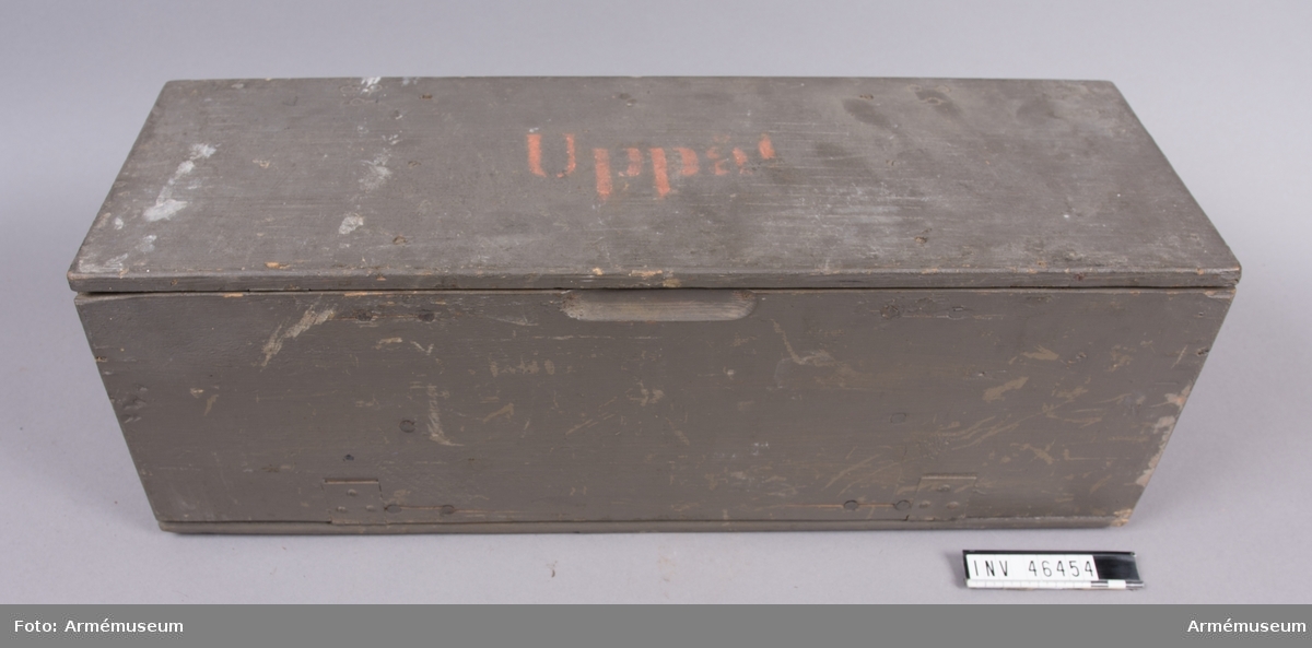Grupp E V.
Arbetsmodell å 7 cm patronlåda med fästanordning för de lösa filtskivorna.
Enligt Artilleridepartementets skrivelse den 17 januari 1913.
Lådan är tom.