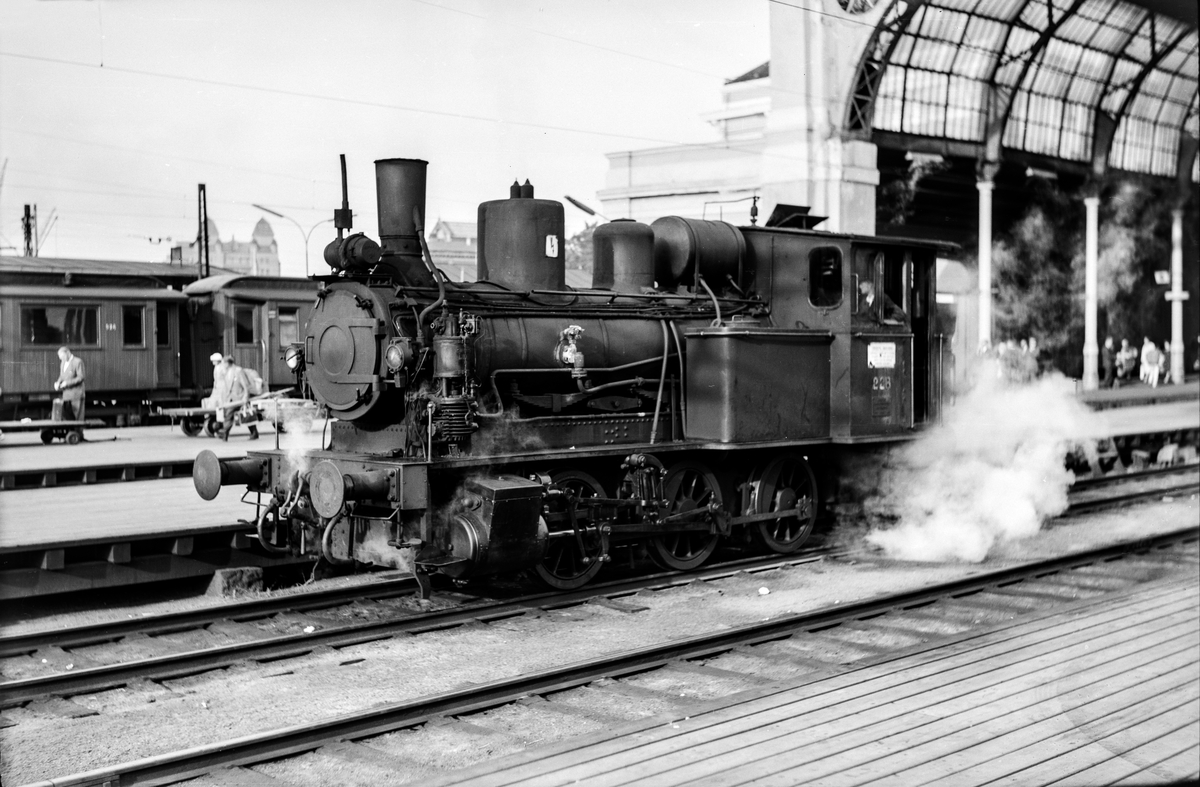 Damplokomotiv type 25a nr. 228 i skiftetjeneste på Oslo Østbanestasjon.