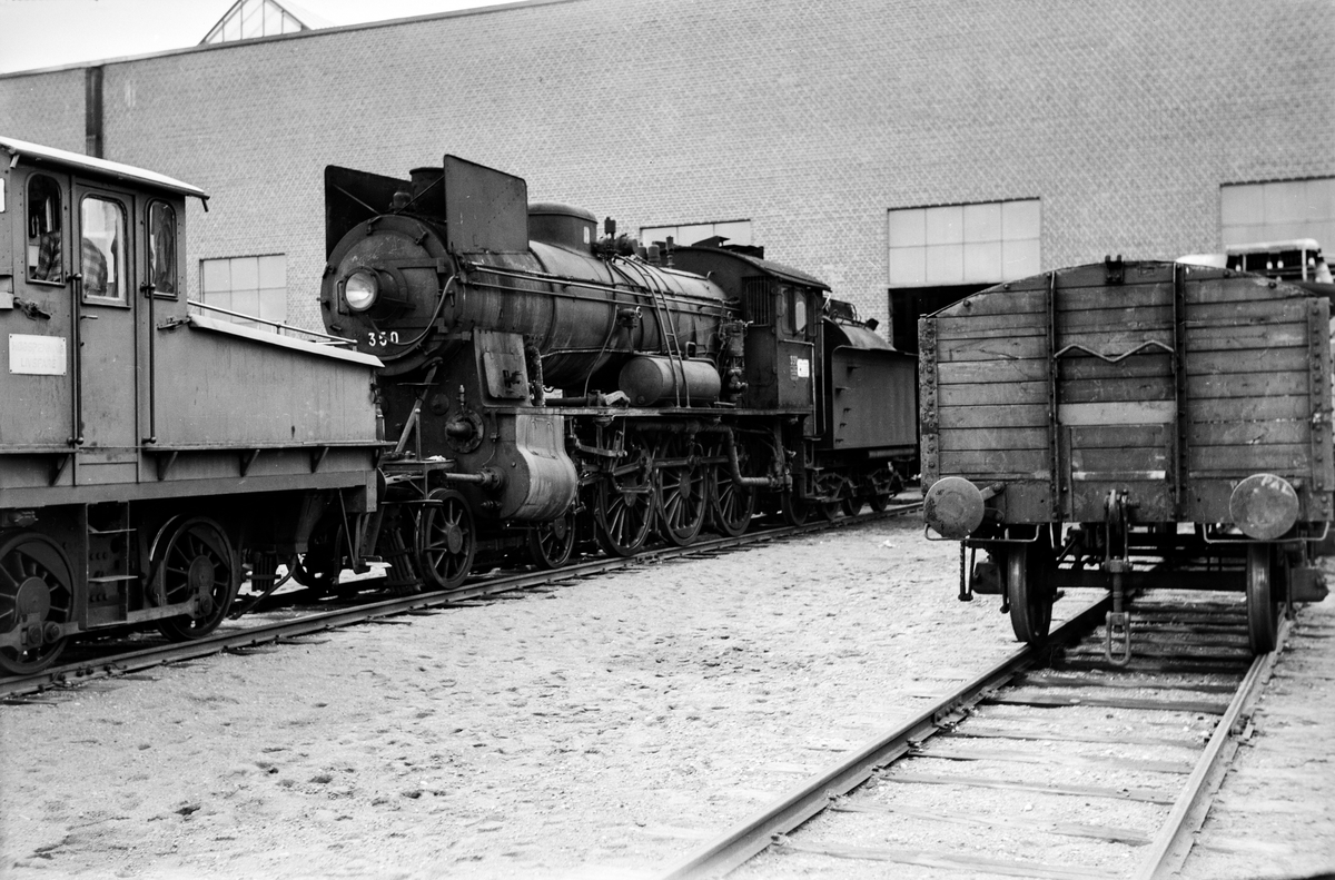 Damplokomotiv type 30b nr. 350 skiftes inn til revisjon på Grorud Verksted av skiftetraktor Ska 208 nr. 5. .