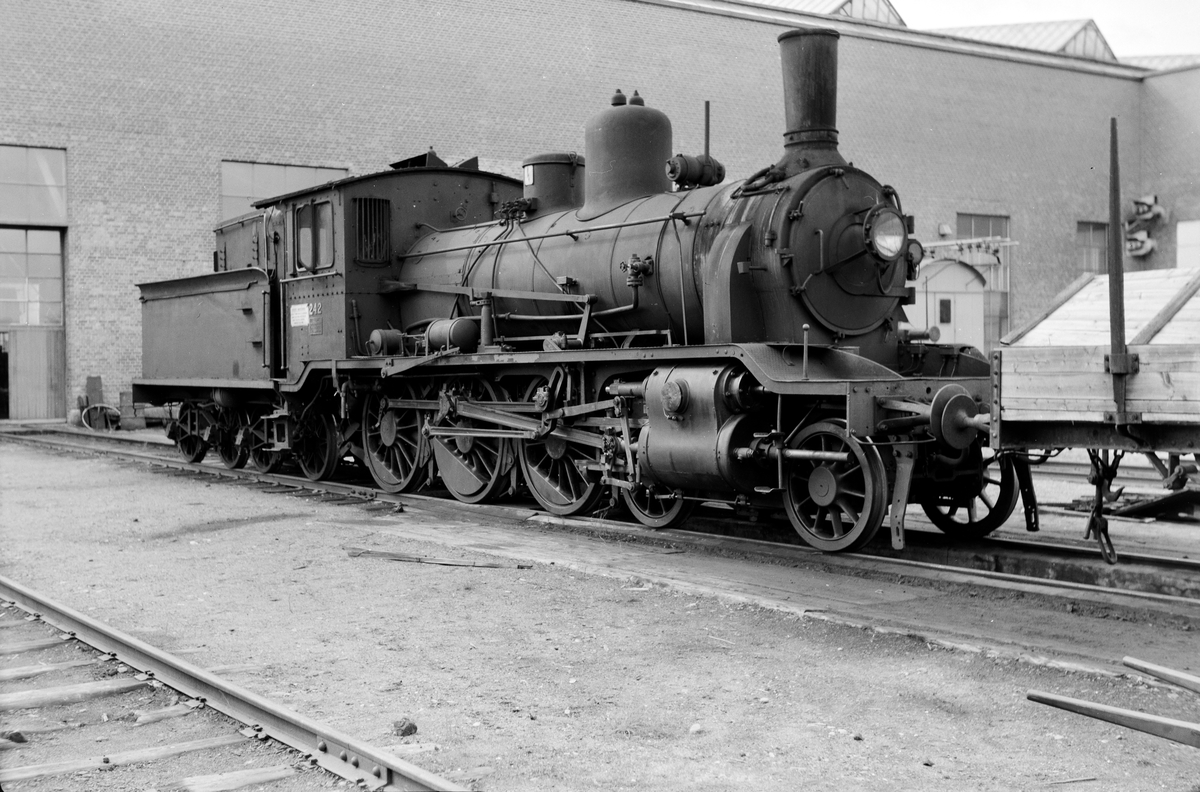 Damplokomotiv type 18c nr. 242 på Grorud Verksted.