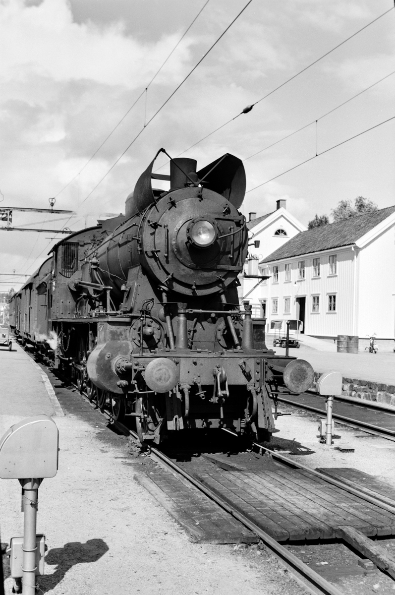 Damplokomotiv type 30b nr. 368 på Neslandsvatn stasjon med tog til Kragerø.