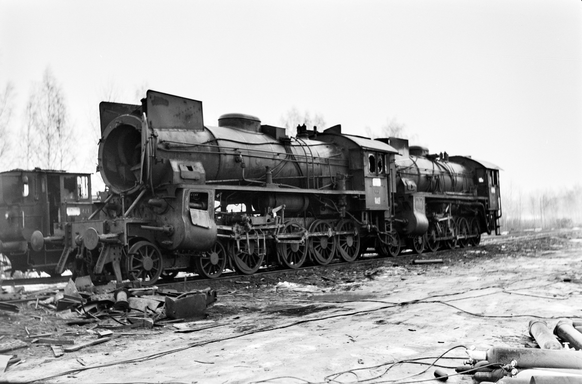 Damplokomotiv type 31b nr. 446 og 427 samt type 25d nr. 421 under opphugging på Grorud verksted.
