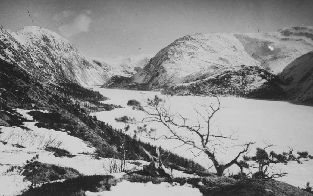 Leirfjord, Leira. Storvatnet med Vassenden innerst. Stafjellet til venstre.
