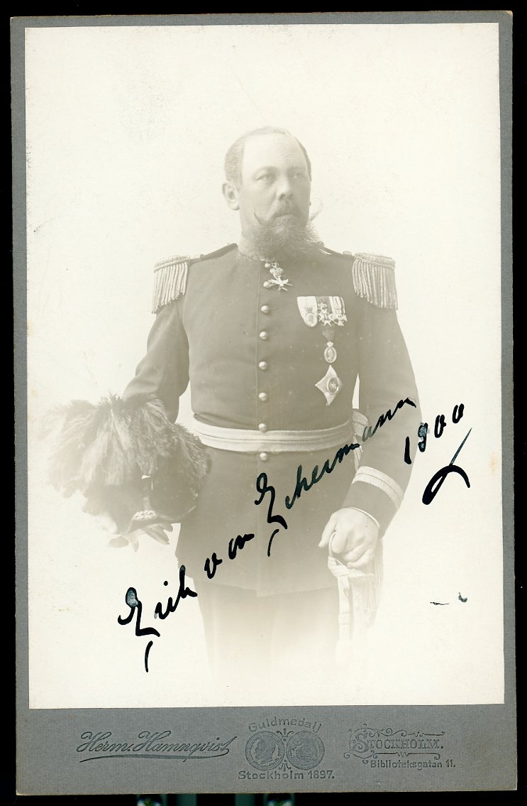 Kabinettsfotografi: Erik von Eckermann i unifom med medaljer och kraschan på bröstet. Uniformsmössa med plym under armen.