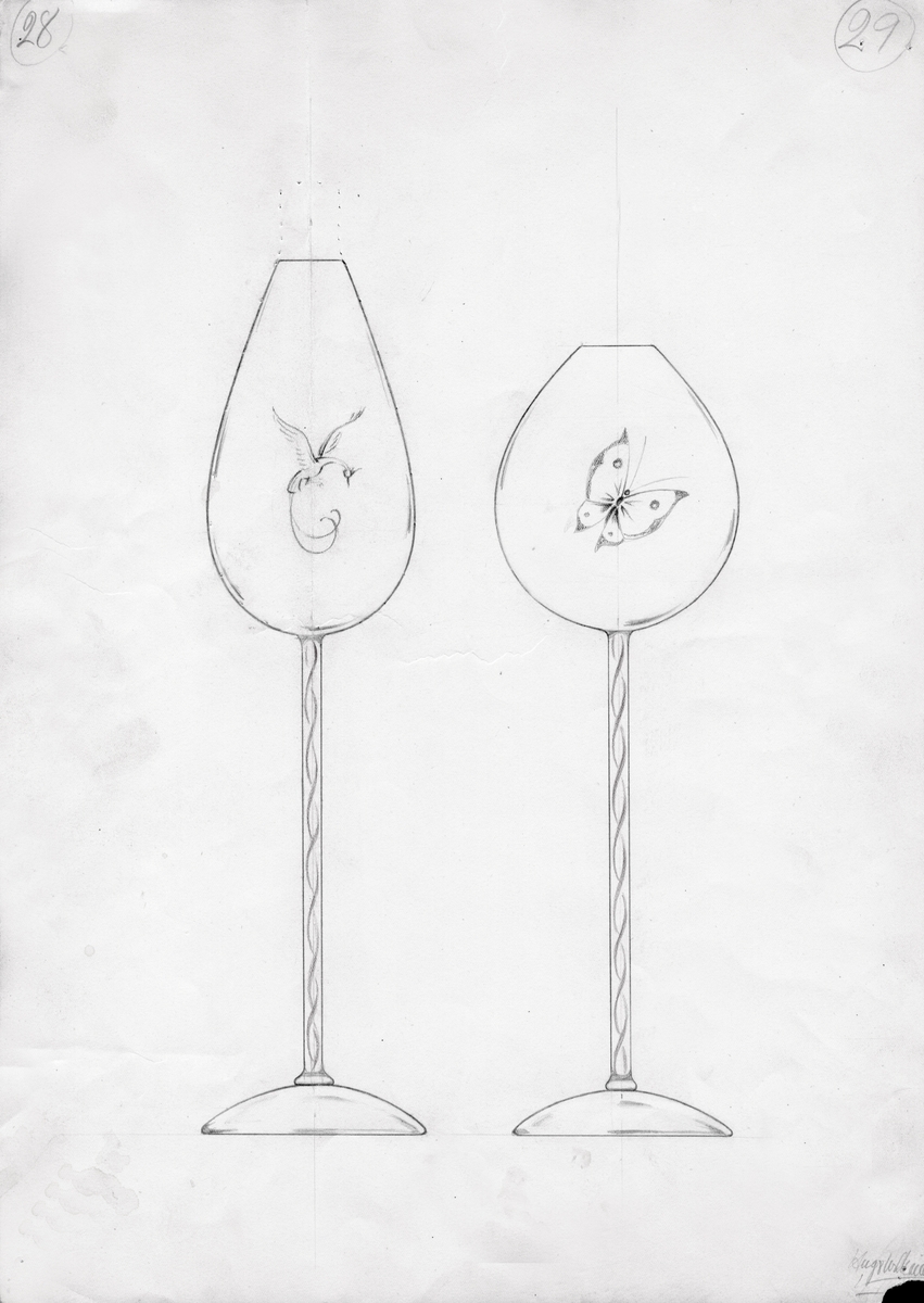 Blyertsteckning.
Föremålsskiss föreställande två höga vaser (?) på långsmalt ben med twist och rund fot. Graverad dekor i form av fågel och fjäril.