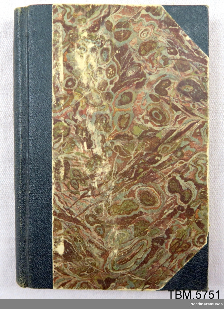 Bok med grøn sjirtingrygg og marmorert omslag. 272 sider.