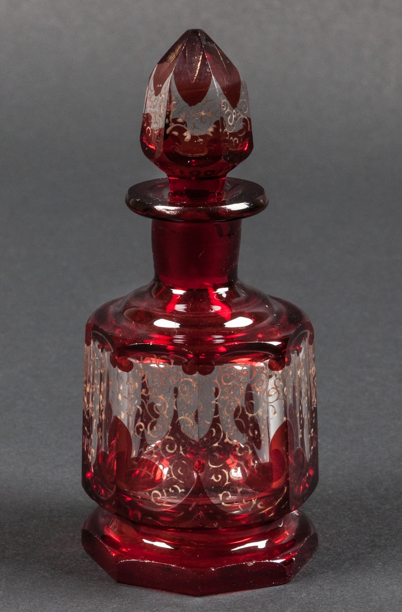 Parfymflaskor, 2 stycken, rött böhmiskt glas.