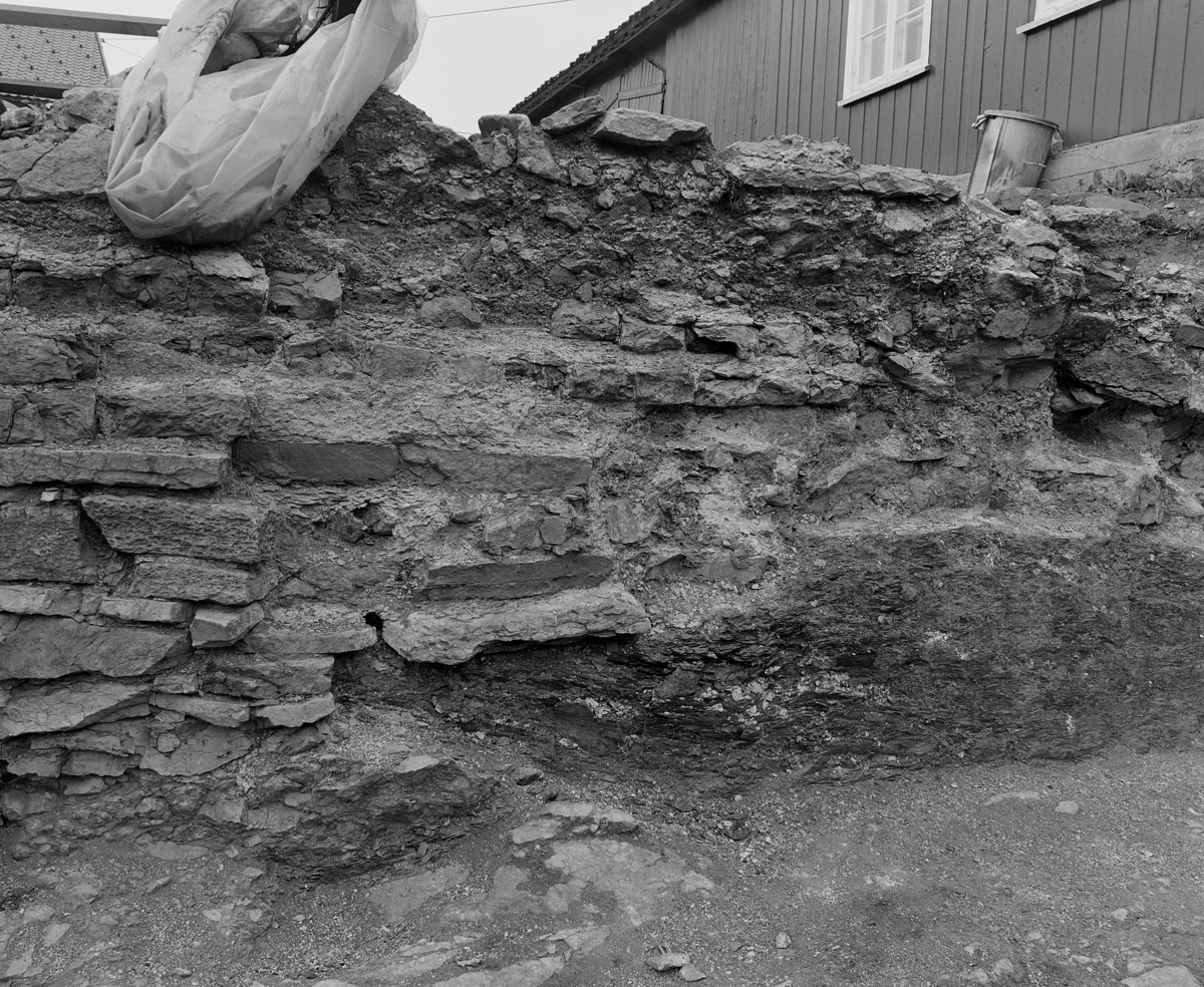 Arkeologiske undersøkelser i kjellerruin vest for drengestua 1986-1989. Nordvegg i den nyere delen av kjelleranlegget etter utgravning 1989.