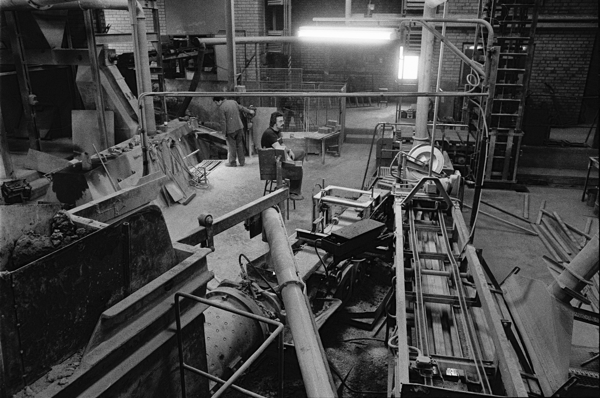 Bevakning av tillverkningsmaskineriet, press och skärbord, Bergsbrunna Tegelbruk, Bergsbrunna, Uppsala 1984