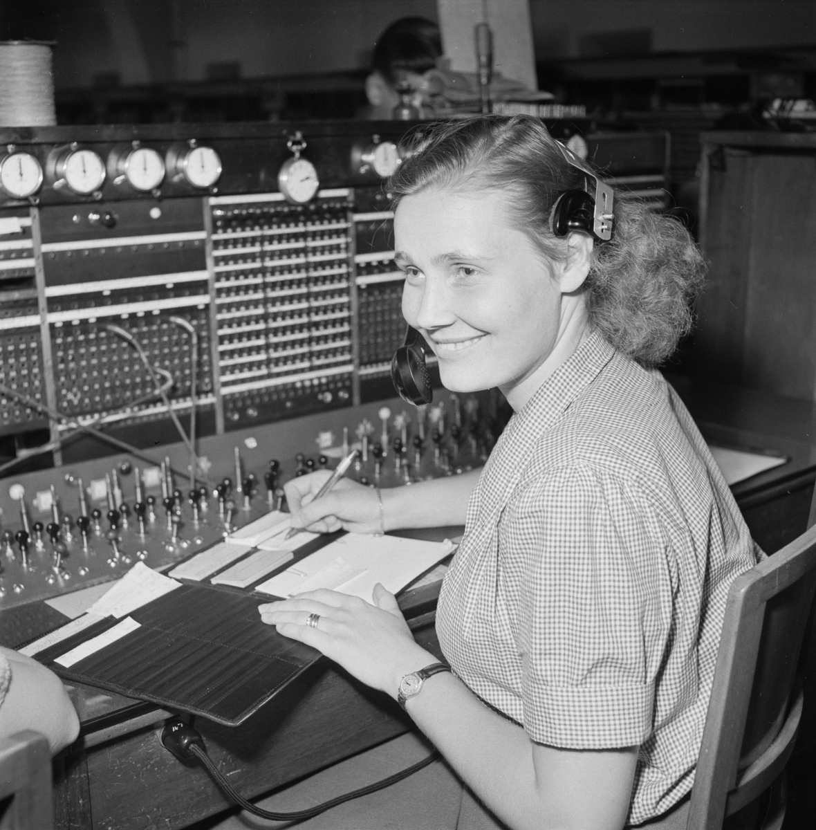 Kvinna i växeln vid telegrafverket, Uppsala, juni 1952
