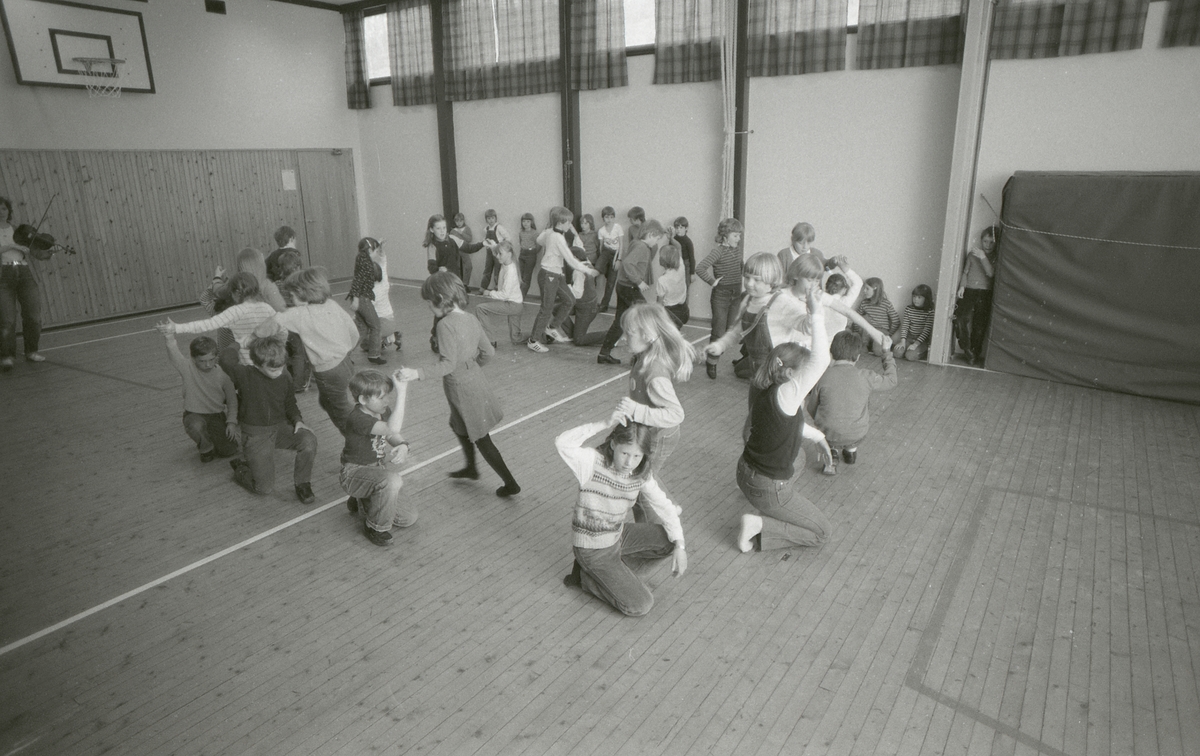 Trysil-Knut. Det danses snus-polka i gymsalen på Innbygda skole.