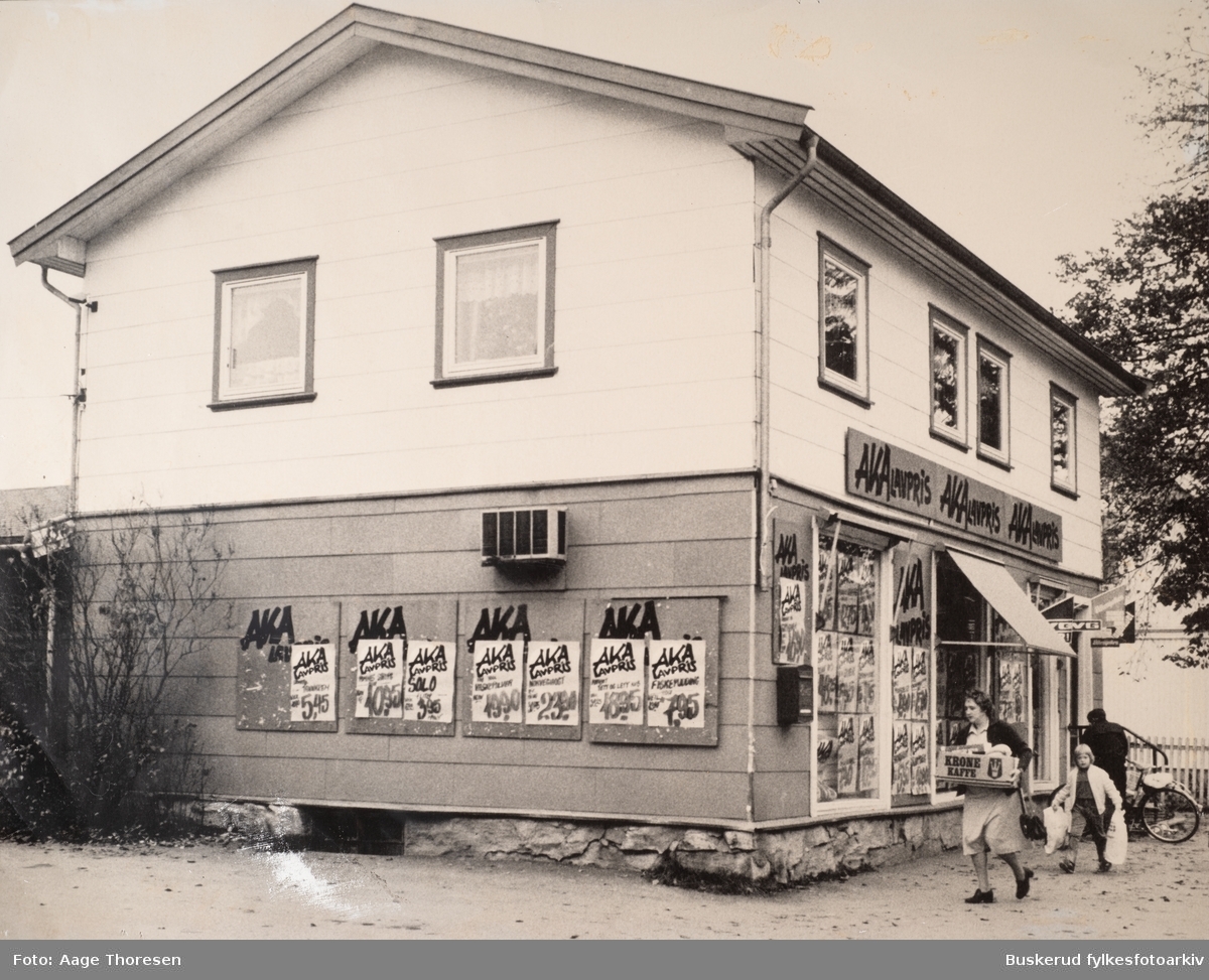 Den første AKA butikken stiftet av Aage Toresen i Hønefoss. I 1977 etableres AKA.