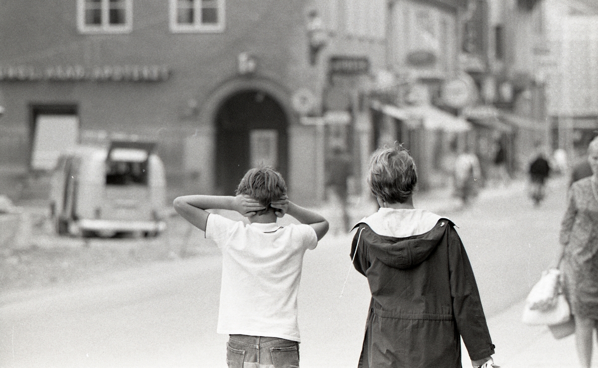 Rivningen inför S:t Persgallerian, pojke håller för öronen, Svartbäcksgatan, Uppsala 1967