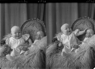 Portrett. Lite barn i lys kjole sittende på et langhåret skinn i en brodert stol. Bestilt av Valjer Dalen. Søhaugt. 143