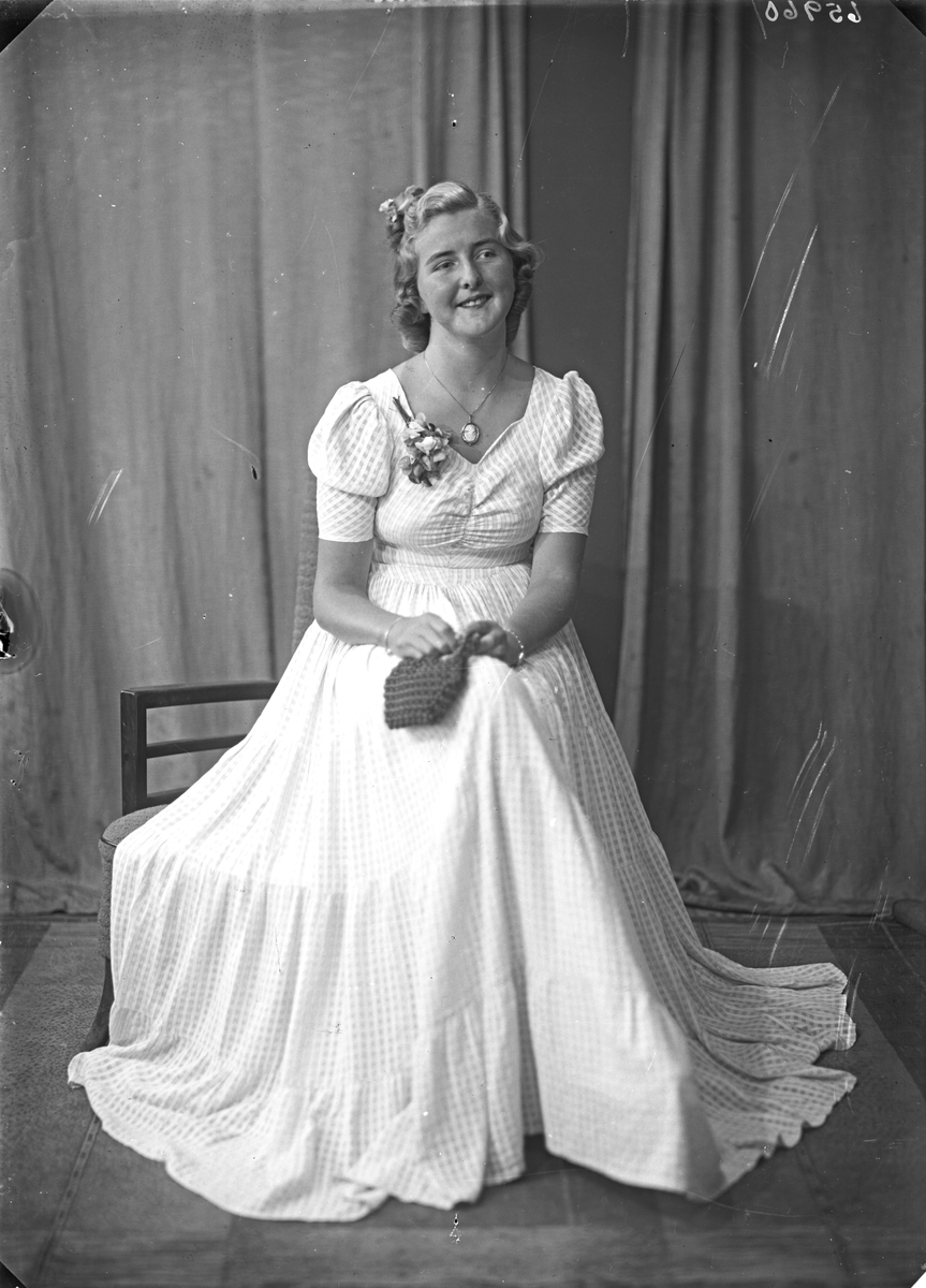 Portrett. Ung kvinne i lys smårutet kjole. Konfimant. Bestilt av Frk. Ingebjørg Velde. Haraldsgt.