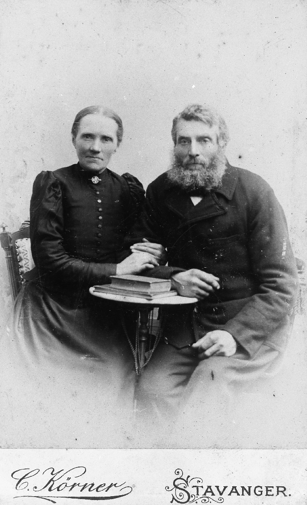 Ekteparet Ola Frøyland (1837 - 10.3.1909) og Ingeborg Frøyland f. Undheim (10.11.1847 - 8.4.1927)