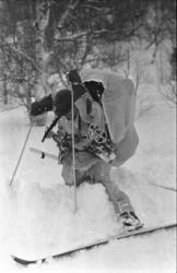 soldat strever på ski