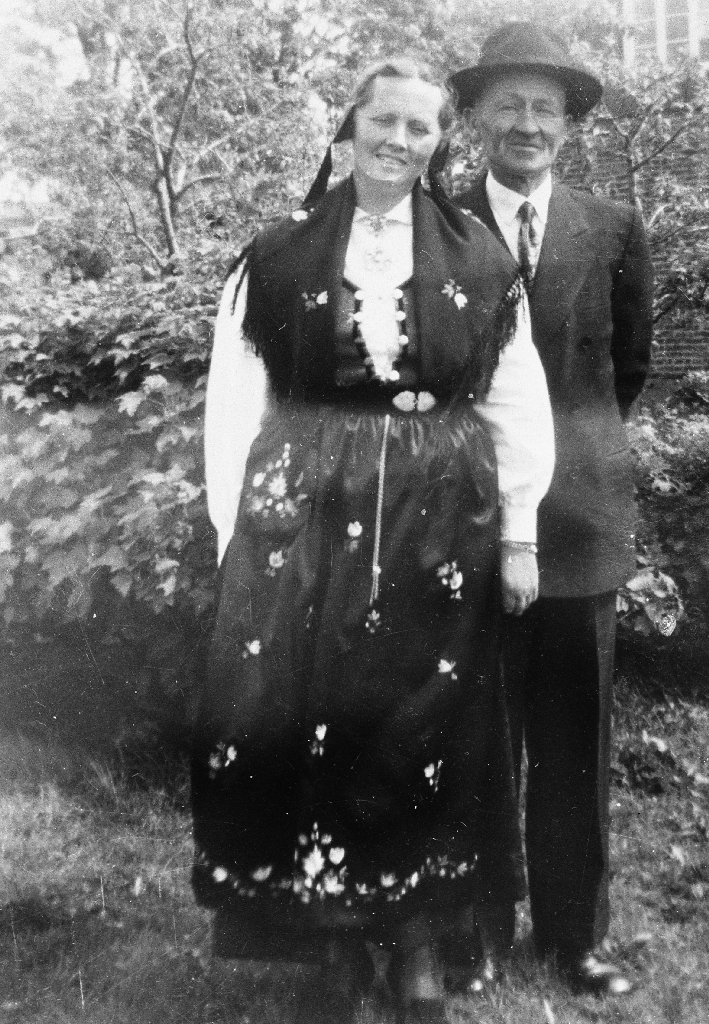 Inger Tjelmeland f. Anfinsen (2.10.1906 - ) og Ingemund Tjelmeland (28.11.1898 - 11.2.1977) skal i bryllup til Kirsten Kverneland og Oskar Eriksen.