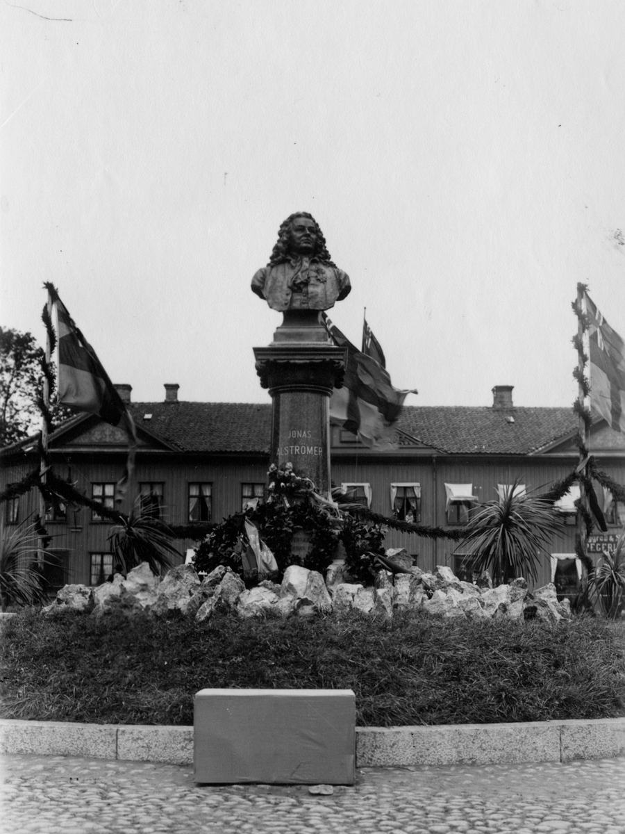 Jonas Alströmerbysten på Stora Torget i Alingsås som avtäcktes den 2 juni 1905.