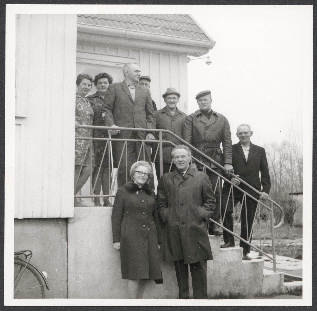Fotografiet föreställer ett grupporträtt av Vänstanvägs besättning i samband med verksamhet av skeppsgosseföreningen. I centrum står kapten Gösta Aghed och fru Elsa Ehrlin. Dem andra deltagare står på en trappa bakom paret.