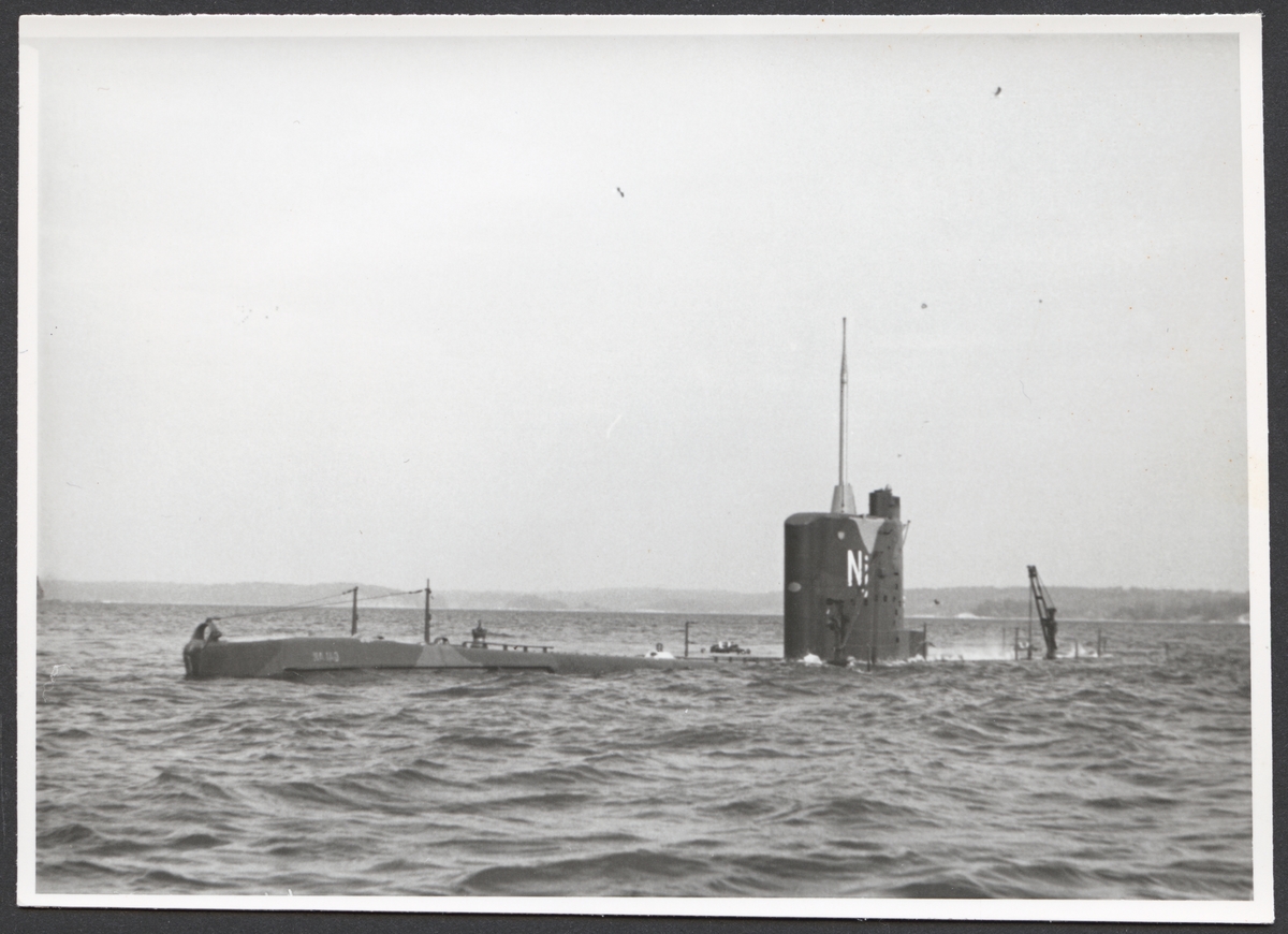 Ubåt Najad i Hårsfjärden juli 1953. Båten har dykt lite djupare så att bara en liten del av skrovet och tornet sticker ut.