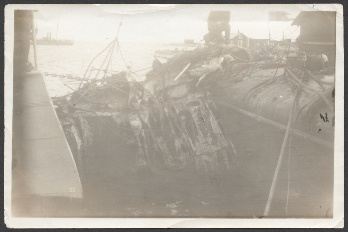 Bilden visar förskeppet av jagaren Vidar efter sammanstötningen med jagaren Wachtmeister. Skeppets förstäv är stark intryckt och sönder riven.