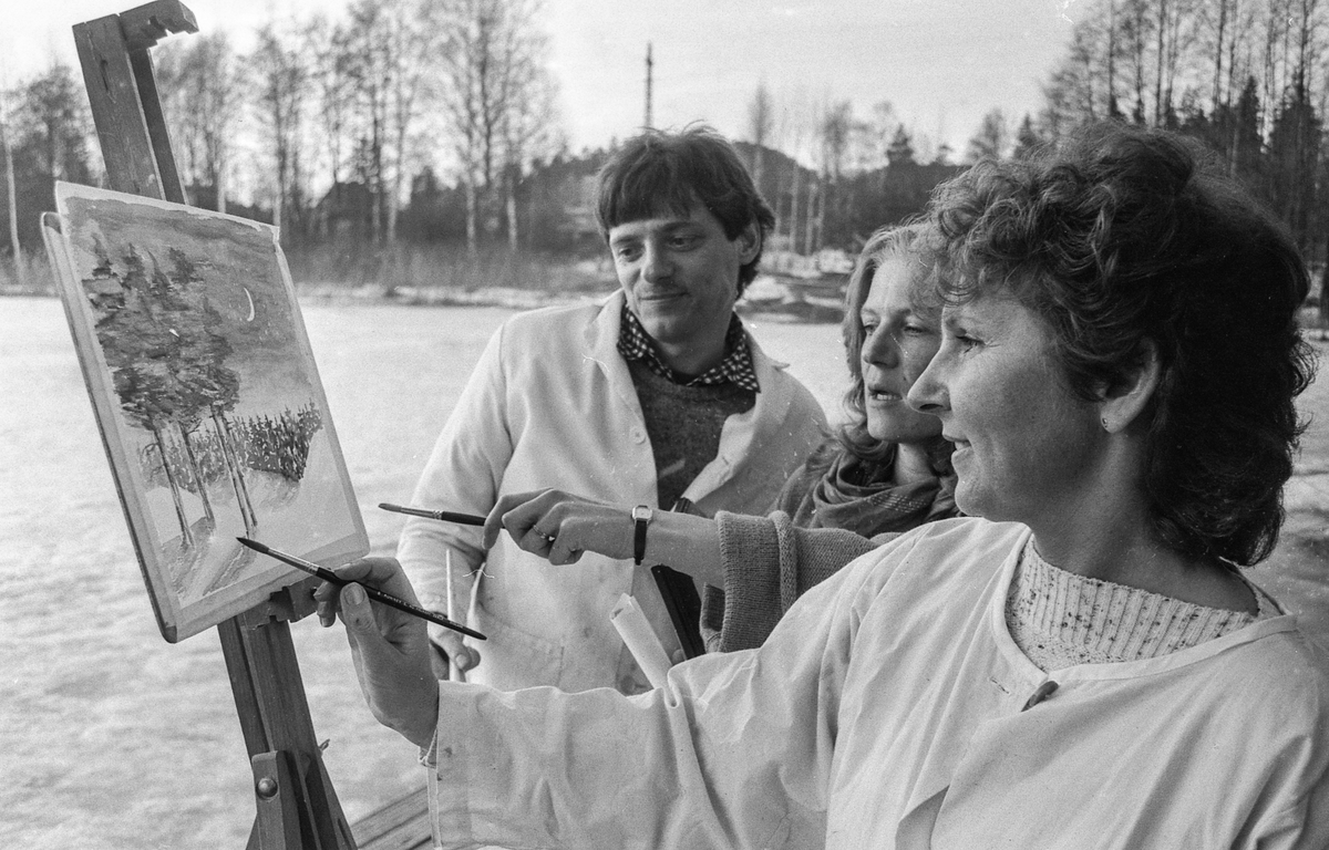 Kolbotn malerklubb, en mann og to damer med pensel forann et staffeli