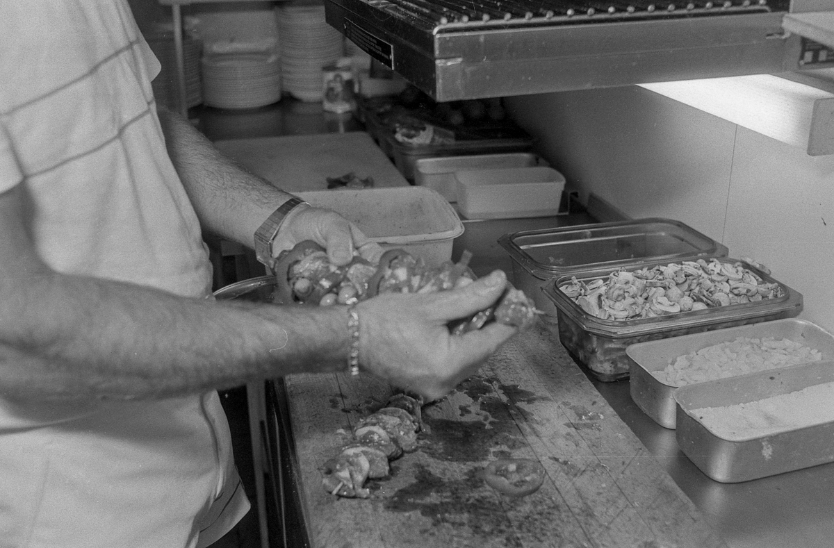 Kokken Paco Francisco Serrano på La Casita i Ski, en spansk restaurant, lager grillspyd.