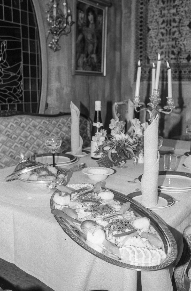 Villa Sandvigen, restaurant ved Gjersjøen. Kokk Terje Hansen lager mat.
Pent dekket bord med stearinlys.