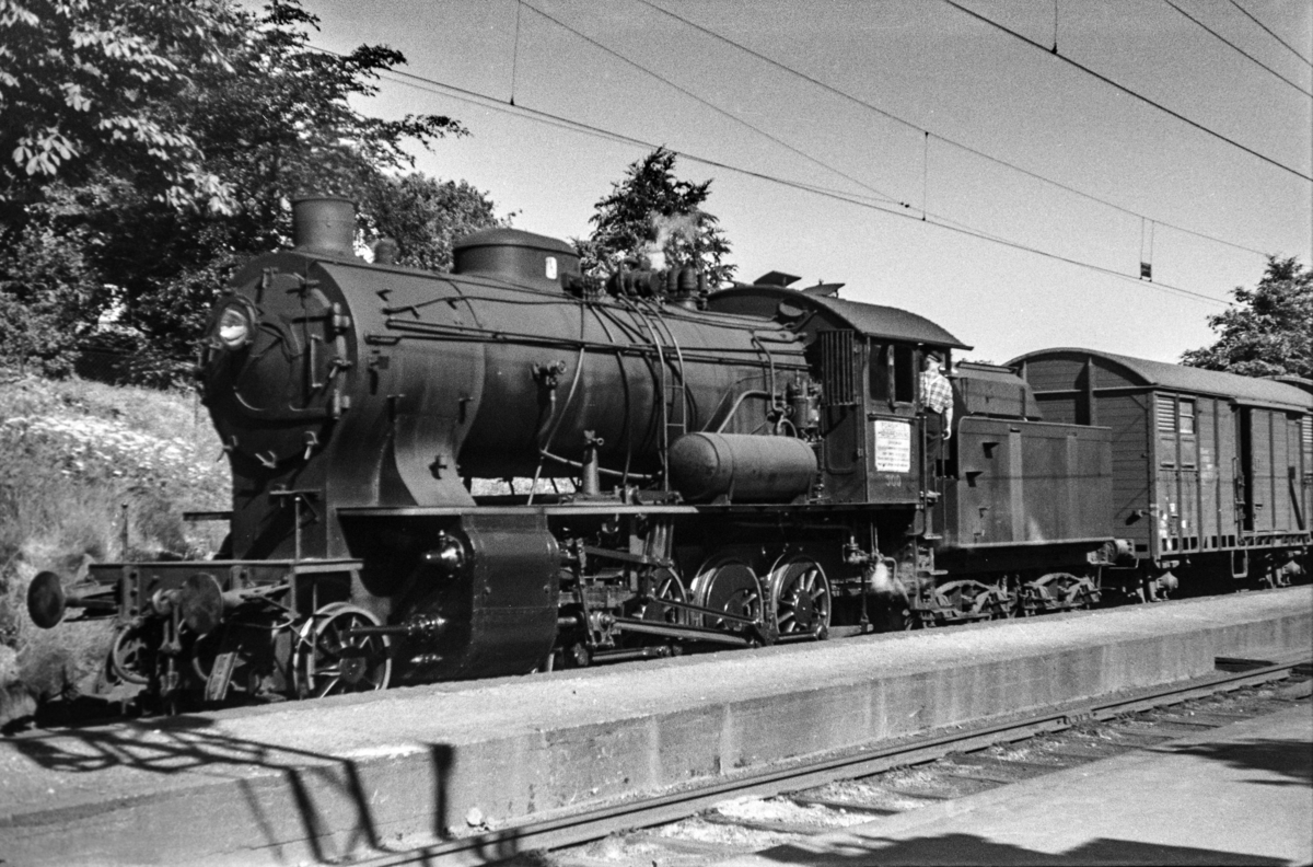 Damplokomotiv type 33a nr. 300 med kipptog (godstog) på Minde stasjon.