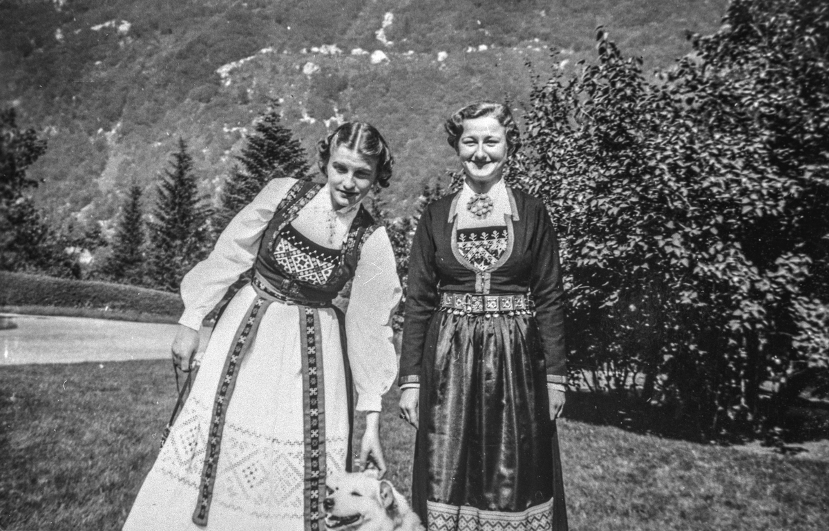 Ellen Kristine og Gudrun Elisabeth Bruce i Brucehagen.