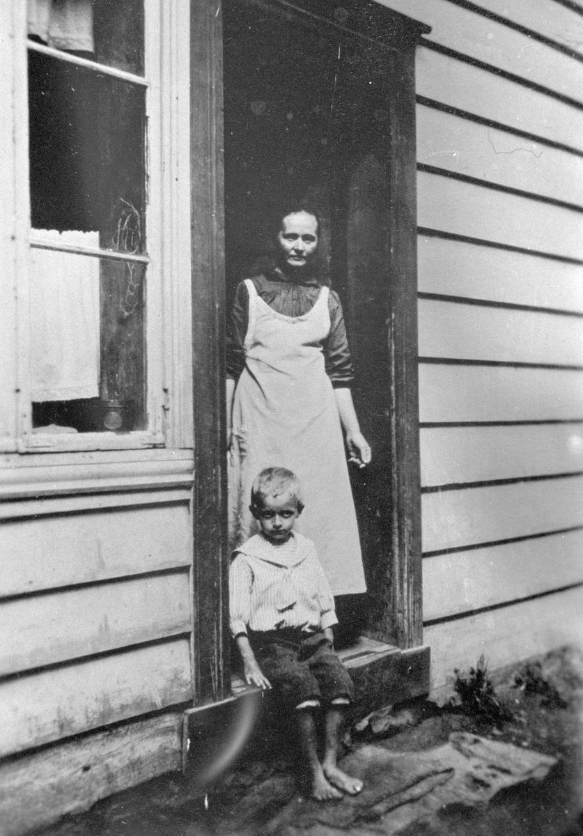 Mor og son i døra