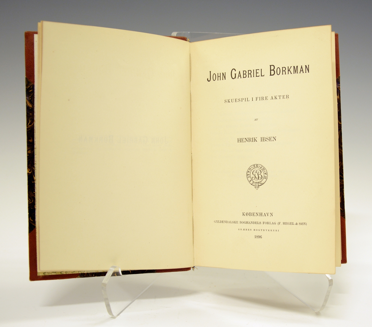 Ibsen, Henrik: John Gabriel Borkman. Brunt pappbind med brun skinnrygg og -hjørner. 
Førsteutgave 1896.
