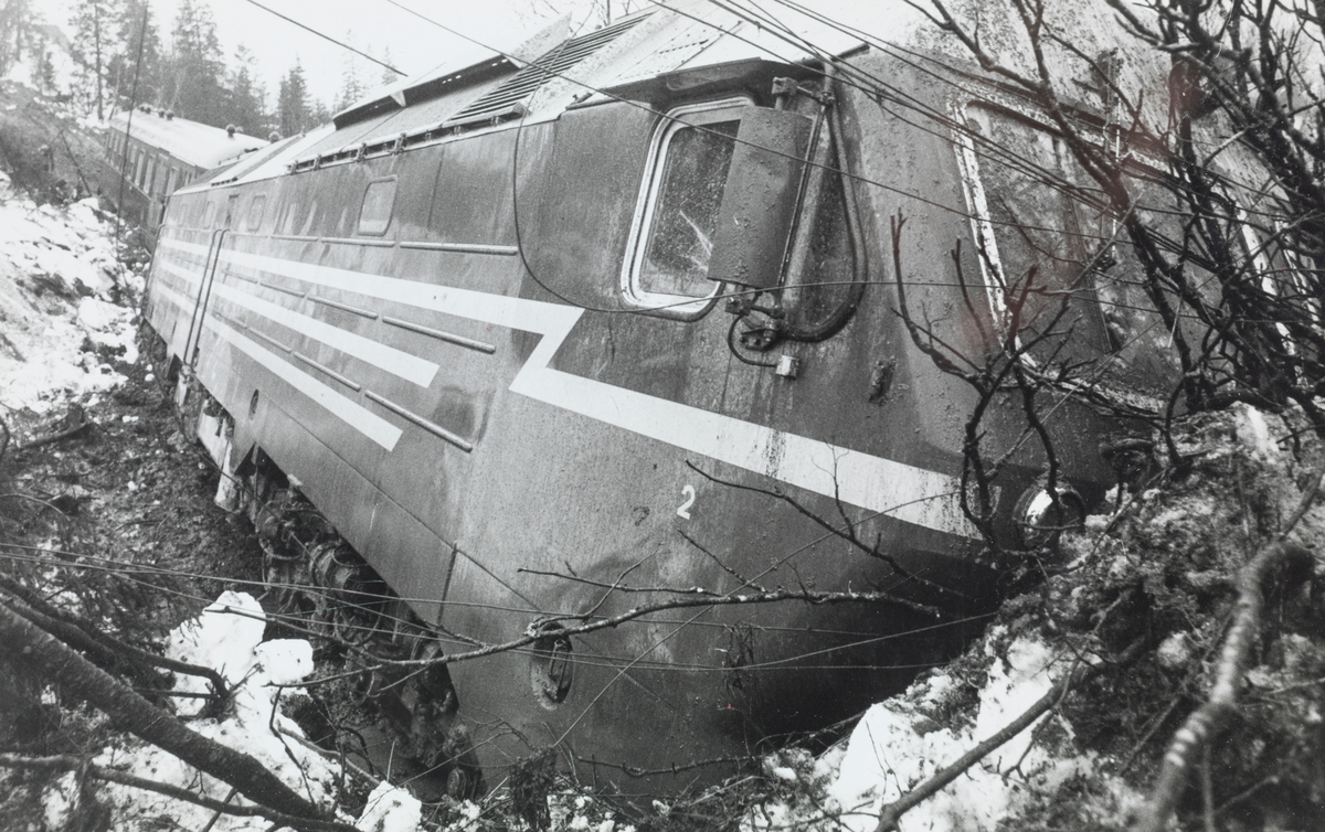 Nattoget fra Trondheim til Bodø, tog 455, har kjørt inn i et ras og sporet av. Toget ble trukket av  diesellokomotiv type Di 4 nr. 654.