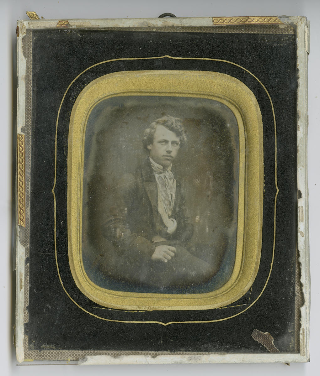 Daguerreotypi, portrett av ung mann. Innrammingens stil og dekor tyder på at bildet kan dateres til 1850-1865.